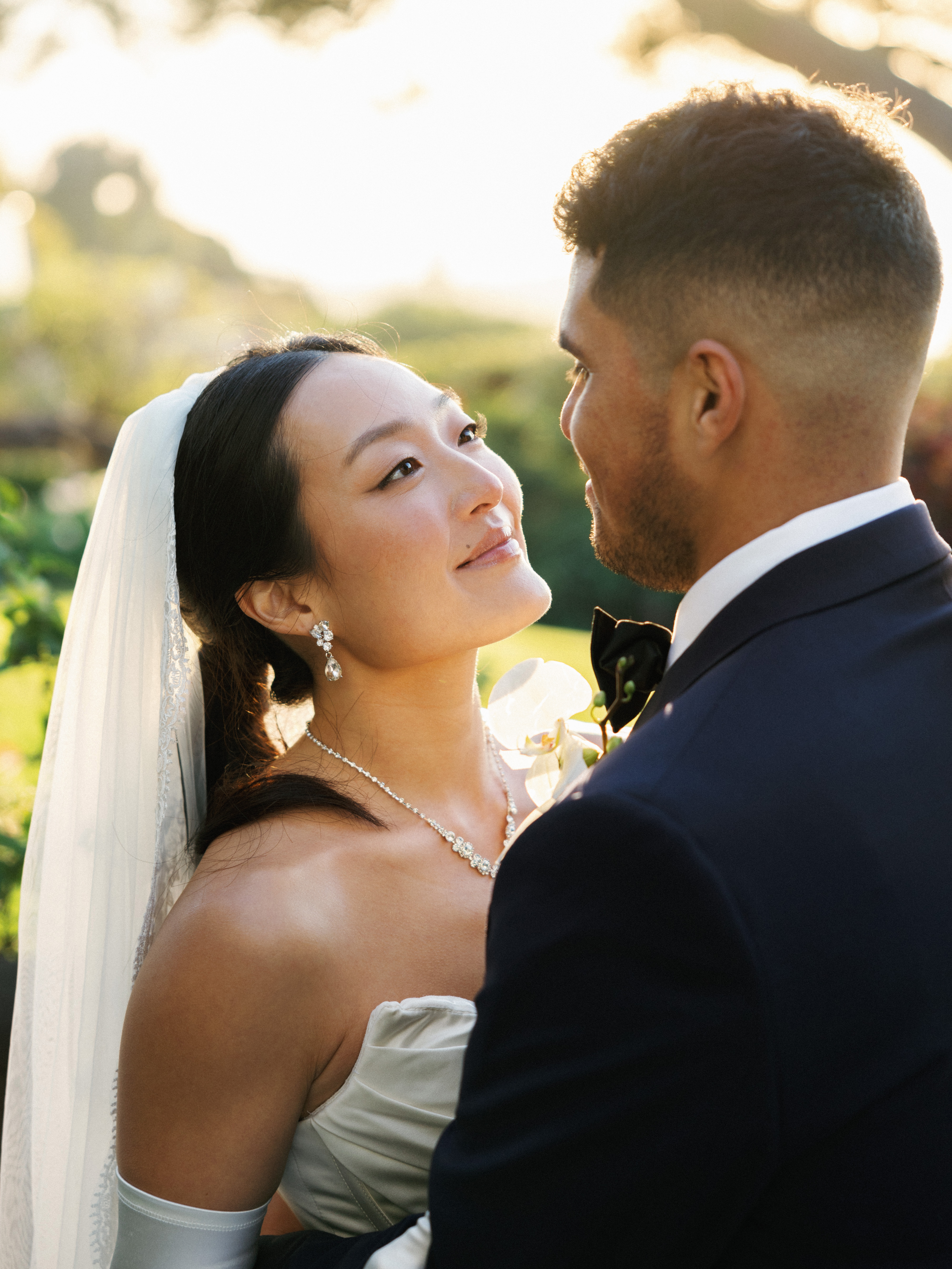 Sun drenched couple portrait tips show how a destination wedding photographer handles golden hour lighting